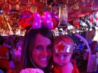 Fernanda Pontes fantasia a filha de Mulher Maravilha para baile