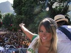 Ex-BBB Tathy Rio desfila como rainha de bloco carnavalesco