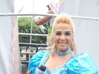 'Cinderela' Carla Perez encara chuva em seu segundo dia de trio na Bahia