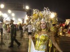 Helô Pinheiro desfila com vestido de fendas