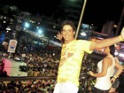 Sem Danielle Winits, Marcos Pasquim curte o Carnaval de Salvador