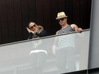 Jennifer Lopez aparece na sacada de hotel no Rio com o namorado