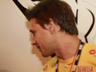 Murilo Rosa explica batom no pescoço: 'Fernanda me deu beijo pra marcar'