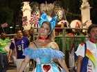 Letícia Spiller desfila no Rio vestida de Alice no País das Maravilhas