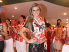 De vestido rendado e transparente, Mirella Santos acompanha desfiles