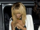 Rihanna usa vestido revelador e 'segura' os seios para evitar deslizes