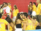 Juliana Paes aproveita noite na Sapucaí para beijar muito
