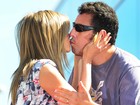 Jennifer Aniston dá selinho em Adam Sandler sob olhares do namorado