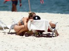 Fiuk namora em praia no Rio