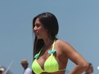 De biquíni verde-limão, Nicole Bahls curte praia no Rio