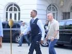 Will Smith fala com fãs ao deixar hotel no Rio