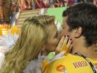 Carolina Dieckmann troca beijos com o marido na Sapucaí