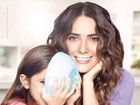 Com bigodinho de leite, Salma Hayek participa de campanha com filha