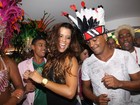 Romário samba com Renata Santos em camarote