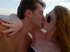 Marina Ruy Barbosa e Klebber Toledo trocam beijos em praia 