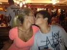 Depois da Sapucaí, Valesca Popozuda beija filho em restaurante