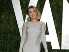 Uau! Miley Cyrus aposta em longo glamouroso em festa pós-Oscar