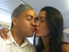 Belo e Gracyanne viajam para Angola e trocam beijinhos no avião