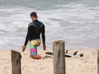 Cauã Reymond dá show de surfe em praia carioca