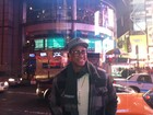 Com óculos em estilo 'geek', Léo Santana curte férias em Nova York