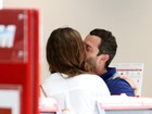 Malvino Salvador troca beijos com Sophie Charlotte em aeroporto no Rio