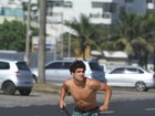 Caio Castro vai à praia no Rio acompanhado de loira
