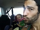 Victor Pecoraro dá ‘aquele beijo’ na filha