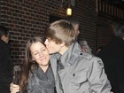 'Eu ainda não estou acostumado com isso', diz Bieber sobre namoro da mãe