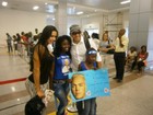 Sucesso internacional! Belo é recebido por fãs no aeroporto de Angola