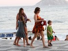 Maria Paula passeia com os filhos em calçadão no Rio