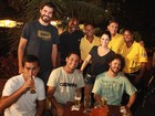 Fernanda Vasconcellos vai com amigos a bar no Rio