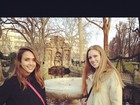 Jessica Alba posta foto com a cunhada em Paris