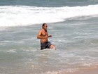 Alexandre Borges mostra pancinha na praia