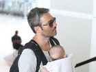 Ângelo Paes Leme é clicado com filho neném em aeroporto