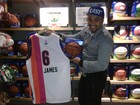 Naldo visita loja oficial da NBA em Nova York