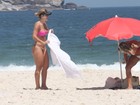 Mirella Santos curte dia de sol na praia com amiga