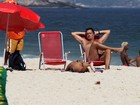 Eduardo Galvão 'dá uma conferida' na mulher em praia do Rio