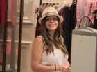 De chapéu, Giovanna Lancellotti passeia em shopping no Rio