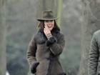 Toda estilosa, Kate Middleton leva seu cãozinho para passear