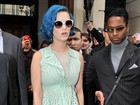 Uh-La-La! Katy Perry usa vestido transparente ao sair de hotel em Paris