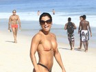 Dani Sperle curte tarde de sol em praia do Rio