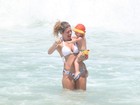 Ex-paquita Cátia Paganote curte dia de praia com a filha no Rio