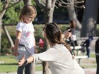 Alessandra Ambrósio se diverte com a filha em parque