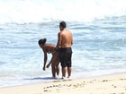 Adriana Bombom aproveita praia em clima de romance 'caliente'
