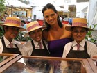 Luiza Brunet faz sucesso com vendedoras de loja de brigadeiro