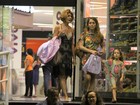 Claudia Abreu passeia com a filha em shopping no Rio