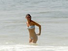 Glenda Kozlowski exibe boa forma e namora em praia do Rio