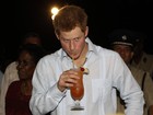 Príncipe Harry dança e toma rum em viagem a Belize