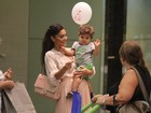 Juliana Paes brinca com o filho, Pedro, em shopping do Rio