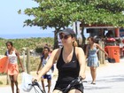 De férias, Regiane Alves passeia de bicicleta pela orla carioca